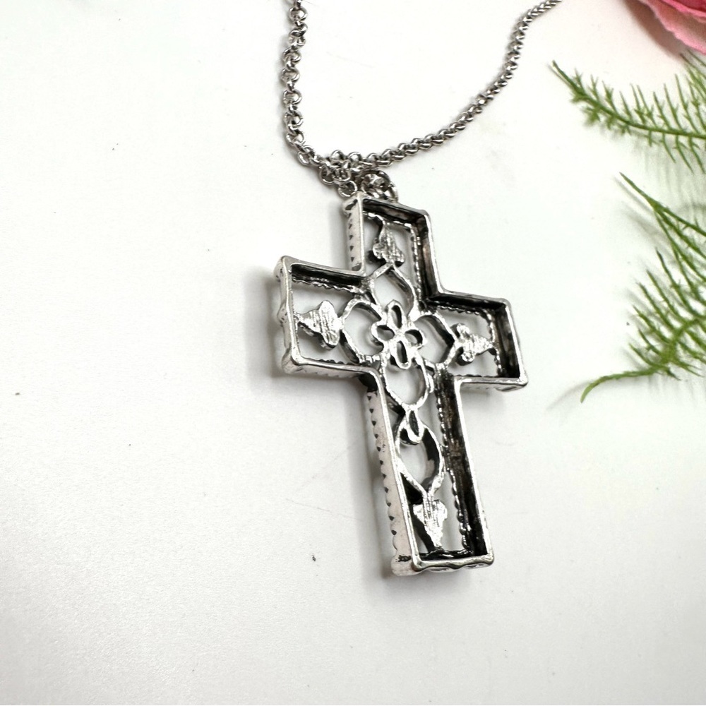 NEW⚜️Beautiful Ornate Cross Pendant Necklace - Picture 4 of 5